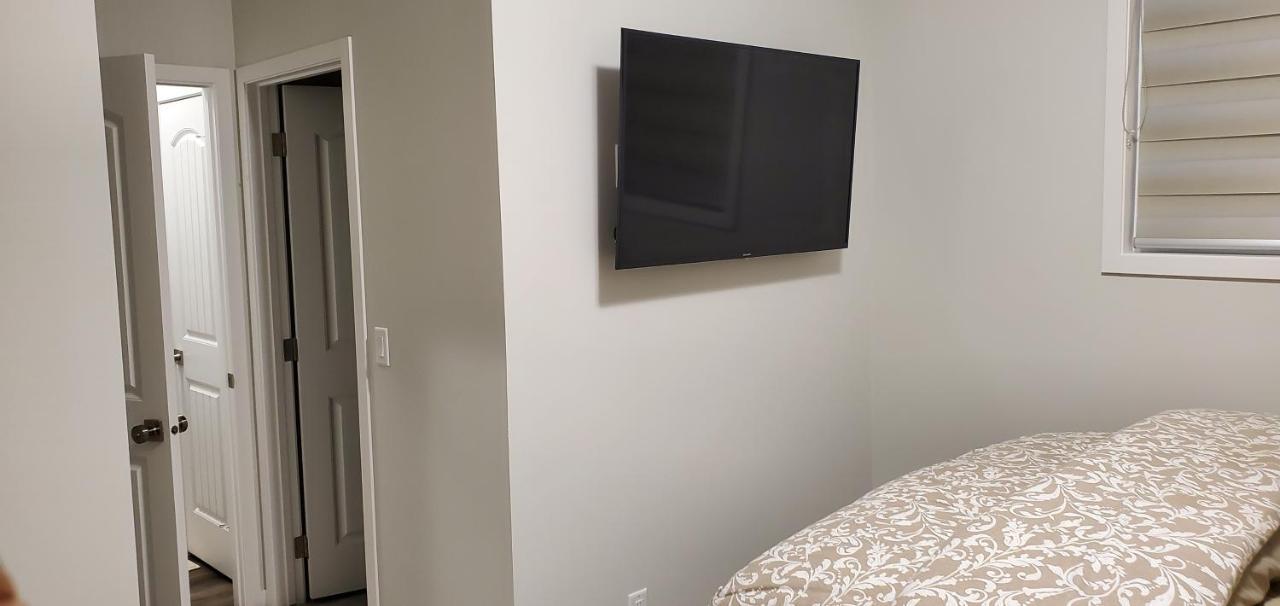 Delightful 1-Bedroom Private Suite In A New Home Calgary Exterior photo