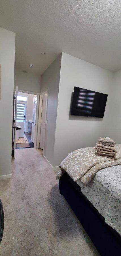 Delightful 1-Bedroom Private Suite In A New Home Calgary Exterior photo